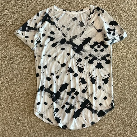 Lot Of Two Lululemon Short Sleeve V Neck Tees - Picture 3 of 3